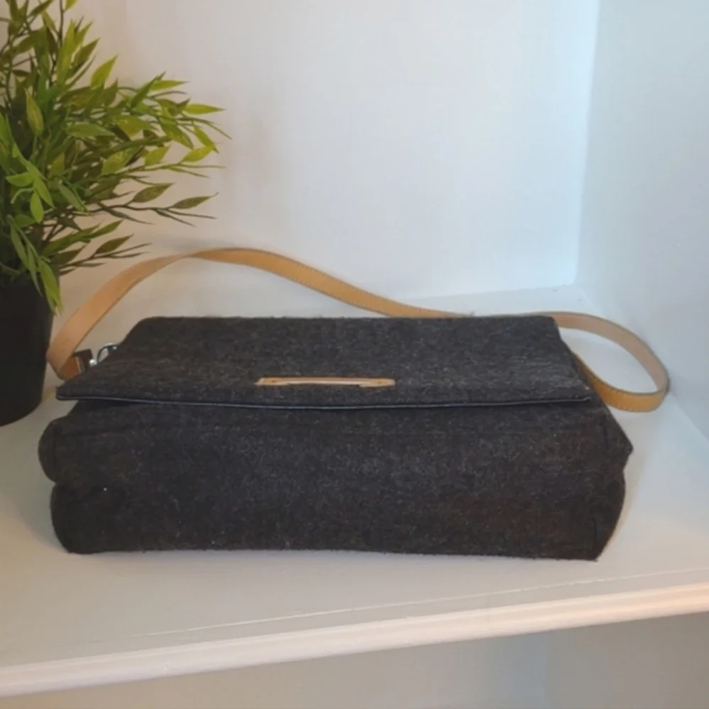 Felt Shoulder Bag Farinelli Gray Tan